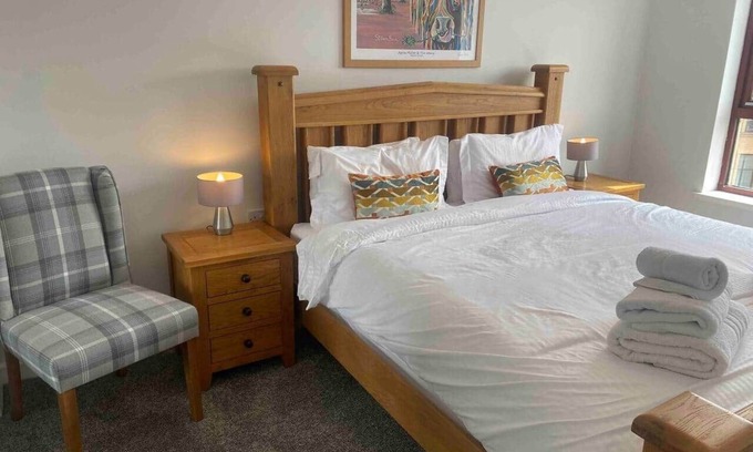 Kelvinbridge Apartment | Central/West End 1 Bed Apartment - Private carpark
