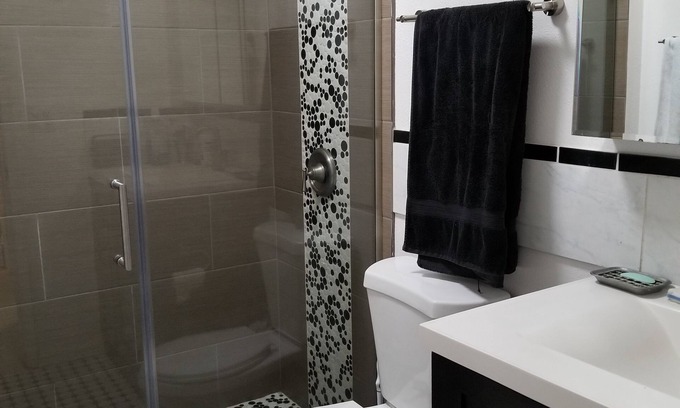 Oak Flower House | Centrally located 2 bedroom with many amenities close to shops and restaurants.