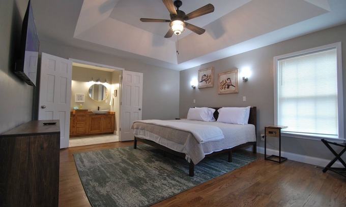 Picadome Hotel | Centrally located 4 bed, 3 bath near Kroger field, Rupp, golf, and hospitals.