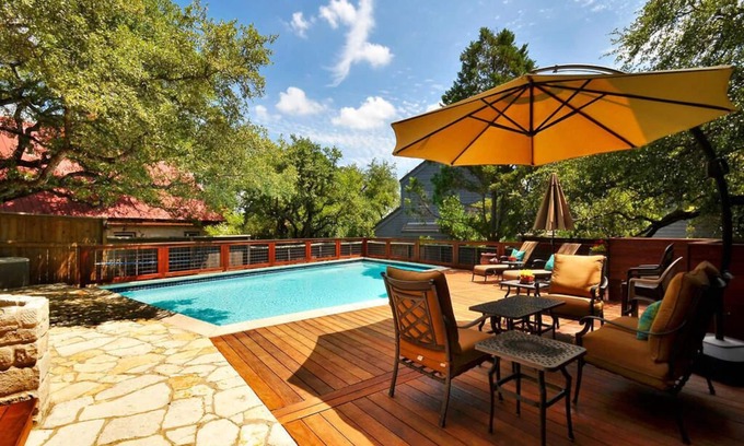 Barton Hills House | Centrally located| Downtown | Private Pool | 5 Bed./4 Bath