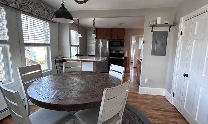 East Deering Apartment | Centrally located in Portland, ME. Close to Back Bay, Eastern Prom, Rt. 295.