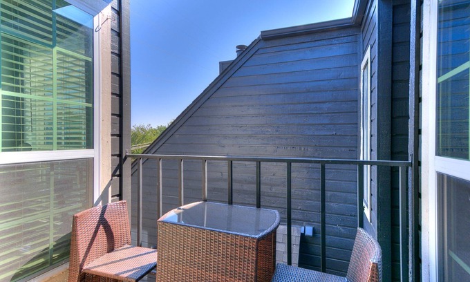Oklahoma City Condo | Centrally located near Lake Hefner close to a ton of restaurants and shopping