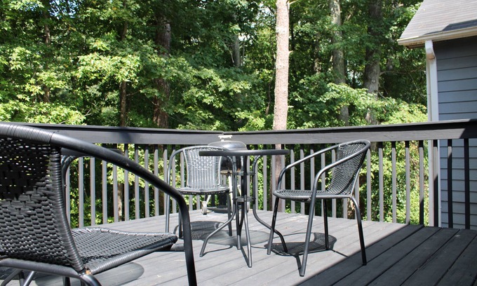 Riverdale House | Château Living, King Bed & Private Chef!