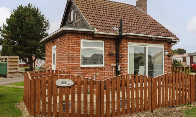 Bridlington Cottage | CHALET 235, pet friendly, country holiday cottage in Bridlington