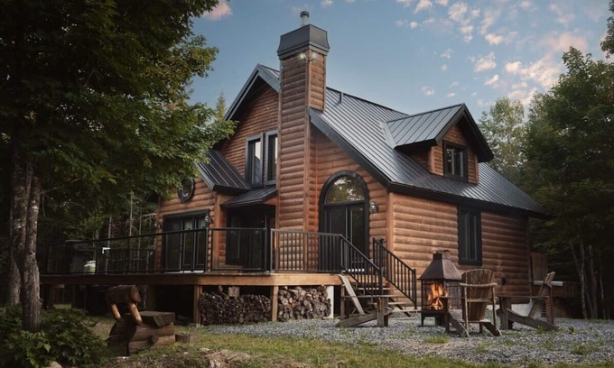 Nominingue Ski Chalet | Chalet Bonheur | hot tub