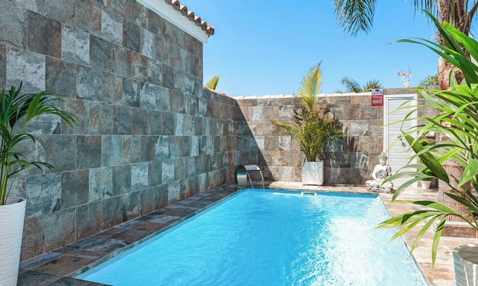 San Ambrosio House | Chalet 'Casa Bombón' with Heated Pool & Wi-Fi