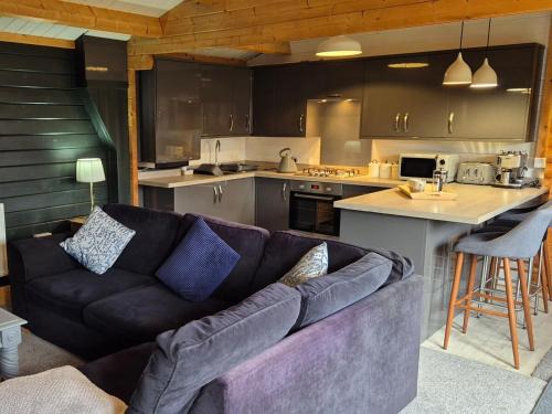 Horton House | Chalet close to Heathrow T5, Windsor Castle, Legoland, Thorpe Park, with off road parking, free Wifi, private garden, spacious & fully equipped, cozy wood burner & comfy sofa, ideal for exploring London with trains to Waterloo, a beautiful unique retreat