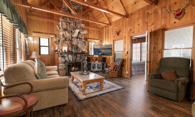 Big Bear Lake Ski Chalet | Chalet Des Ours - Comfortable and spacious home with Hot Tub, WIFI! Close to everything!