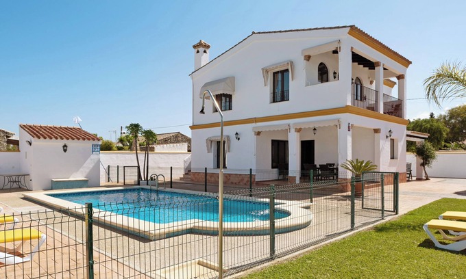 Conil de la Frontera House | Chalet El Huerto – Only for Families, Close to the Sea, with Pool and Wi-Fi