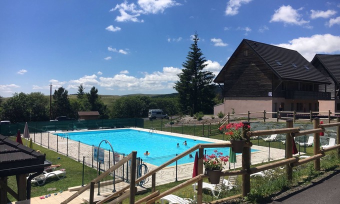 Besse-et-Saint-Anastaise Apartment | Chalet apartment: Space and magnificent views in Super-Besse (90m2)