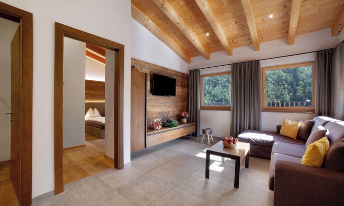 Rifiano Ski Chalet | Chalet 'Hortensie' with Mountain View, Shared Pool and Wi-Fi