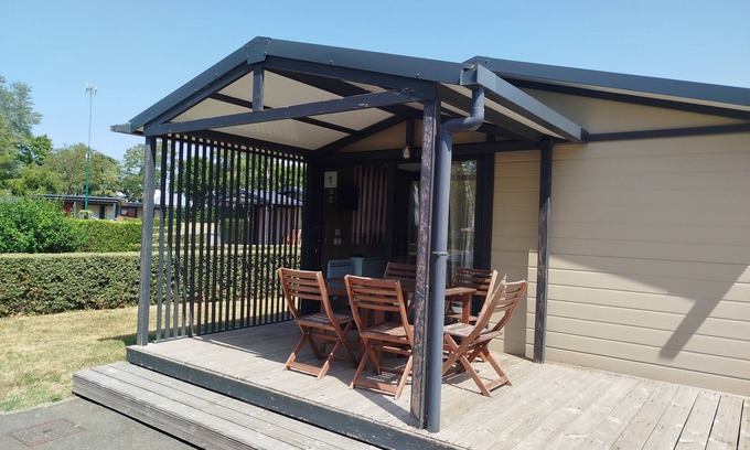 Evron Ski Chalet | Chalet Morea, in a small campsite close to shops