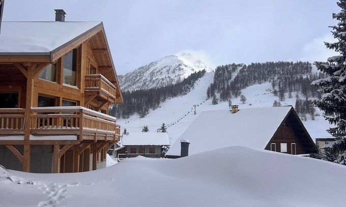 Montgenevre Ski Chalet | Chalet neuf grand confort - At the foot of the slopes