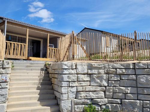 Arzal Ski Chalet | Chalet tranquille en Bretagne avec piscine chauffée, 2 chambres, proche mer et nature - FR-1-783-15