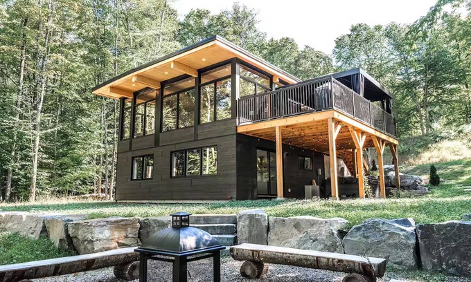 Labelle Ski Chalet | Chalet Van Haven – Spacious Mountain Chalet w/Hot Tub, Lake Access & Game Room