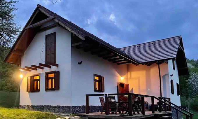 Krajne House | Chalupa na samote s bazénom, obklopená prírodou.