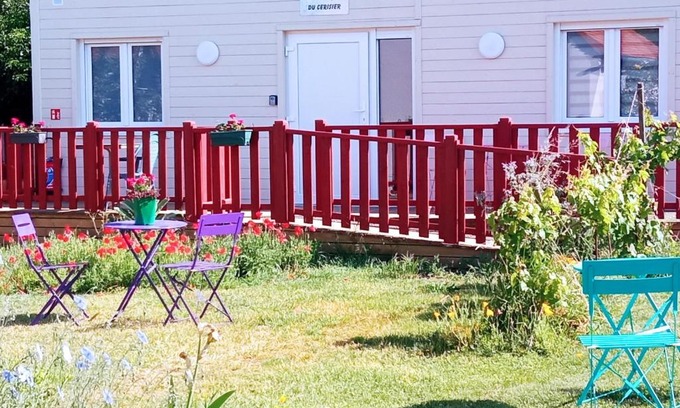 Noyers Bed & Breakfast | Chambre élégante, calme et adaptée PMR avec Wi-Fi, climatisation, parking et table d'hôtes - FR-1-590-266