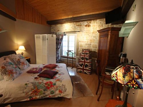 Aydoilles Bed & Breakfast | Chambre d'hôtes avec salle d'eau privée dans un Prieuré historique - FR-1-589-737