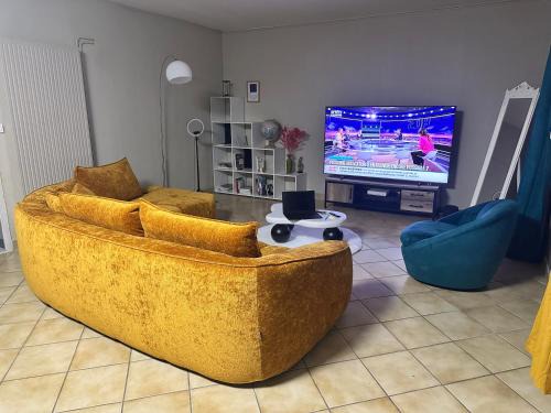 Fleury-les-Aubrais House | Chambre double chez habitant