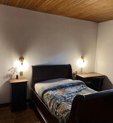 Hopitaux-Facultes House | Chambre en bois dans une ancienne bâtisse
