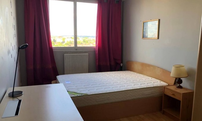 Chenevier-Demenitroux Apartment | Chambre Meublée Dans Appartement au 11eme Etage Dans Immeuble de 17 Etages