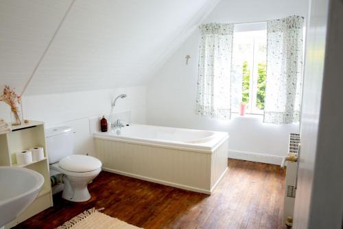 Laniscat House | Chambre privée à la campagne avec deux lits doubles petit déjeuner inclus
