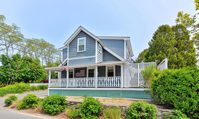Gloucester House | Changes in Latitude: Charming cottage close to Niles Beach and Rocky Neck.