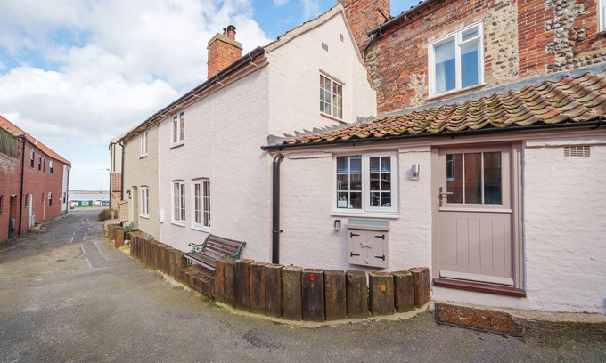 Wells-next-the-Sea Cottage | Channel Cottage - sleeps 2 guests in 1 bedroom