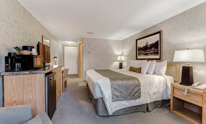 Eagle River Apartment | Chanticleer Inn 52