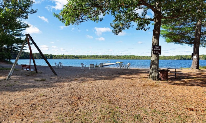 Eagle River Apartment | Chanticleer Inn 54