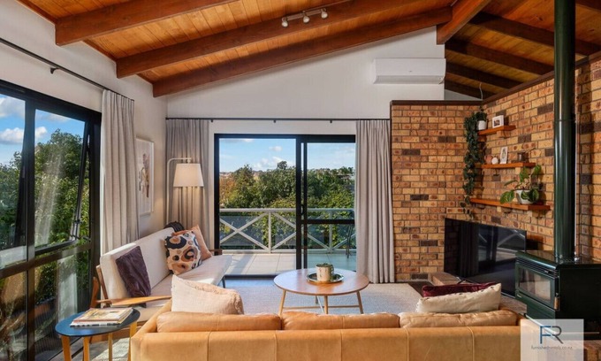 Kohimarama House | Character home with valley views