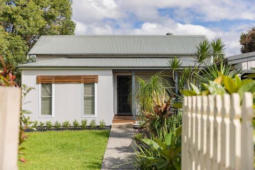 Charlestown House | Charlestown Cottage - Relaxed Stay in Lake Macquarie