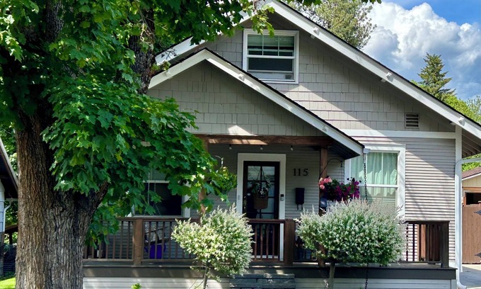Coeur d'Alene House | Charm! 9m walk to Sherman Av, Beach & 6m to Midtown. Backyard, game room and AC!