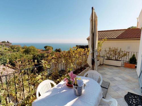 Menton Apartment | Charmant studio rénové avec terrasse, climatisation et WiFi gratuit - FR-1-196-166