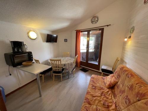 Laveissiere Apartment | Charmant T2 cabine au Lioran, balcon sud-est, 4 personnes - FR-1-787-98