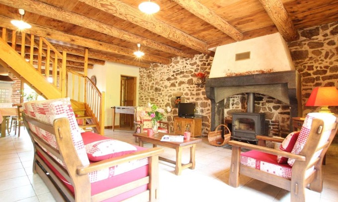 Aurec-sur-Loire House | Charmante Maison de Ferme avec Cour Fermée, Proche Loisirs et Nature - FR-1-582-191