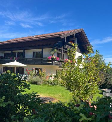Unterwoessen Apartment | Charmantes Garten-Apartment: Erholung im Chiemgau