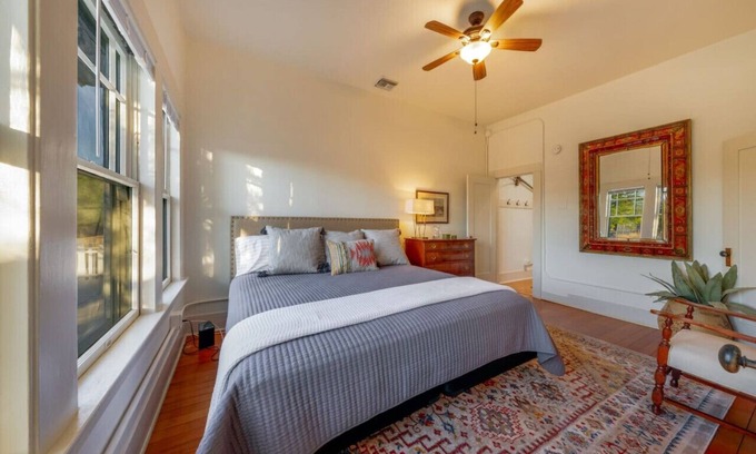 West University House | Charmer/3 Blocks from U of A /Sleep 3/1 BR 1 BA