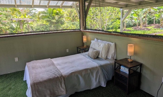 Kehena House | Charming 1-bedroom Glamping Getaway in Pāhoa with WiFi
