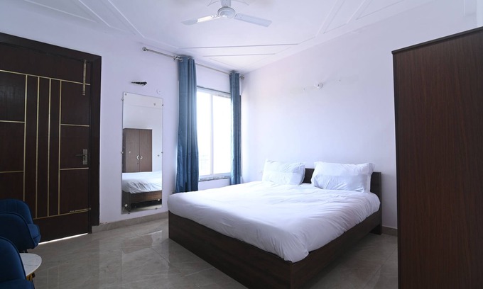 Sat Bari Apartment | Charming 1-bedroom with AC, WiFi, shared kitchen & living space in New Delhi