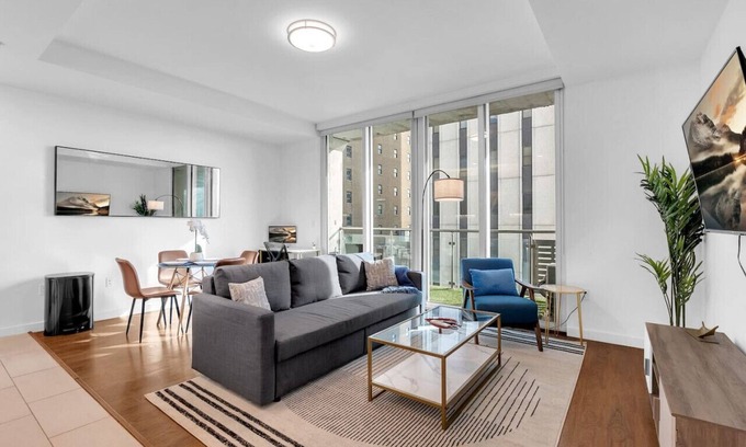 Downtown Tulsa Apartment | Charming 1BR NearBOKCntr-Gym,Lounge,Balcony,PetOK