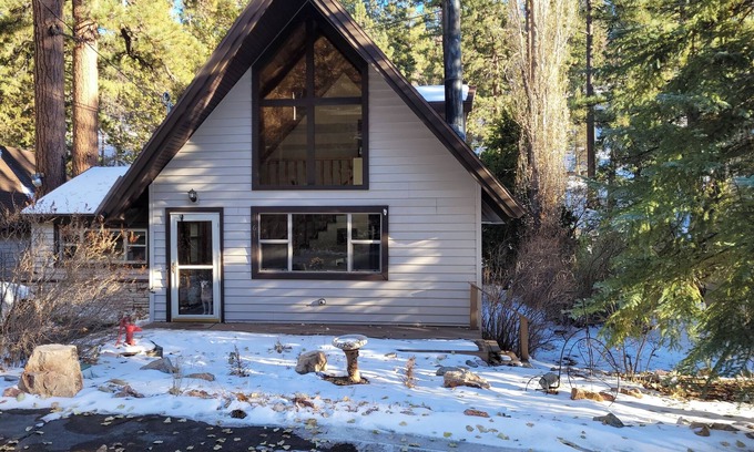 Fawnskin Cabin | Charming 2-bdrm cabin in Fawnskin, with Wifi & just a 5 minute walk to the lake