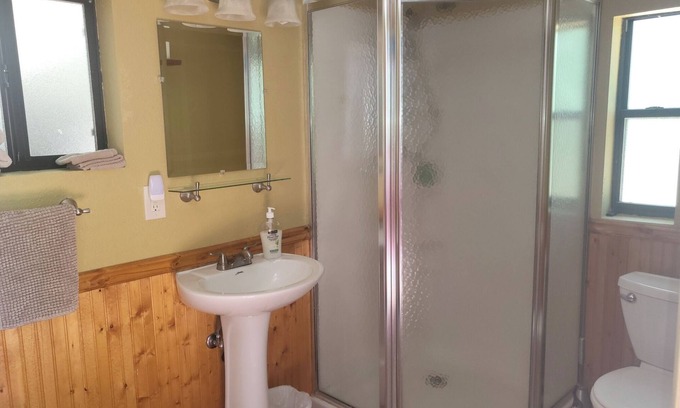 Pinetop Cabin | Charming 2-bedroom Cabin 3 in terrific Pinetop-Lakeside with WiFi & Hot Tub!