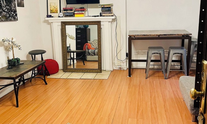 Midtown Apartment | Charming 2-bedroom apartment in delightful New York with WiFi, AC