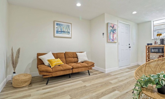 Cocoa Apartment | Charming 2-bedroom apartment with WiFi, AC in lovely Cocoa
