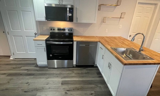 Aston Apartment | Charming 2-bedroom apartment with WiFi, AC in welcoming Media