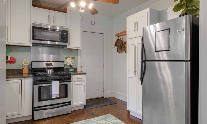 Freetown - Port Rico Cottage | Charming 2-bedroom cottage in lovely Freetown, walk to Downtown
