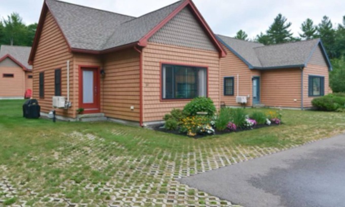 Wells Cottage | Charming 2-bedroom cottage with WiFi, fitness room+ pool, 5 mins to Wells Beach