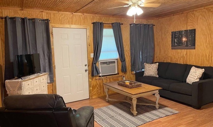 Broken Bow Cabin | Charming 2 bedroom house in Broken Bow, only 200 yards from Mt. Fork River!