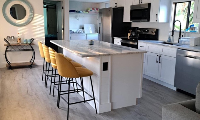 Iona House | Charming 2-bedroom house in Fort Myers with WiFi and AC
